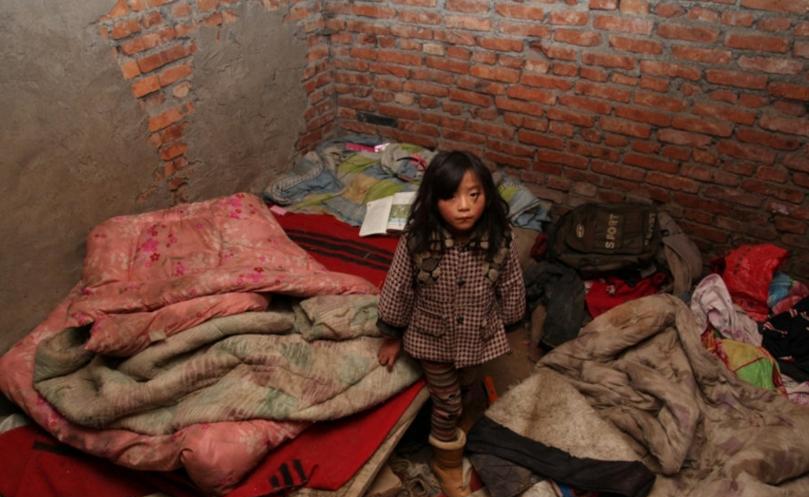 山区留守儿童的睡觉床堆满农作物