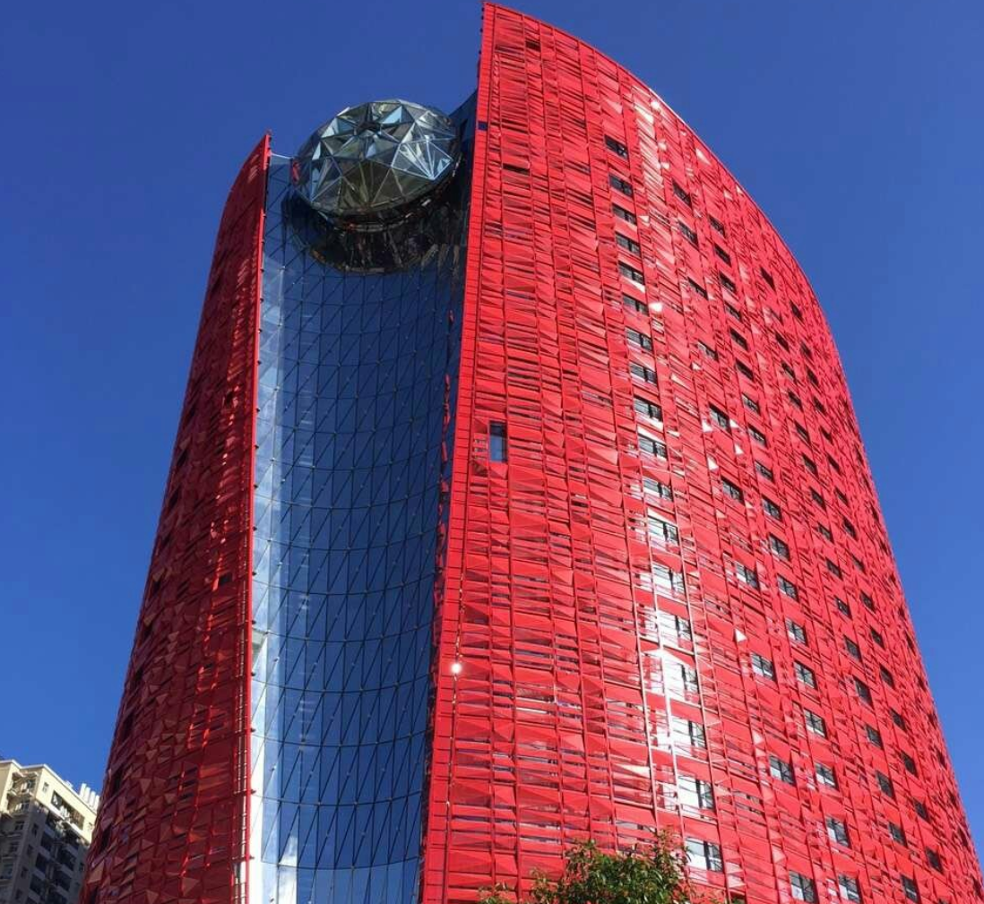 这是路易十三酒店,提到这个酒店,对一些车迷来说肯定不会陌生.