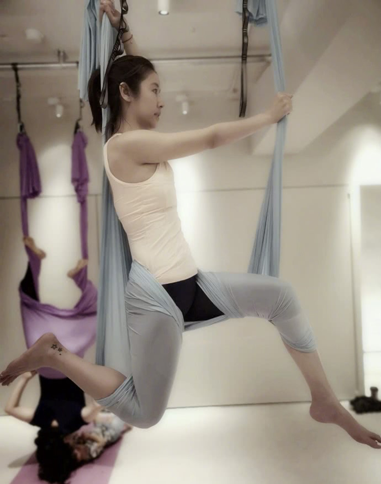 林心如晒瑜伽照,力破颜值质疑,身体柔韧度出色