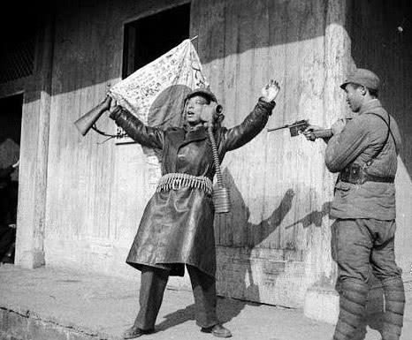 常德会战后期罕见老照片:被俘虏的日军露出挑衅表情