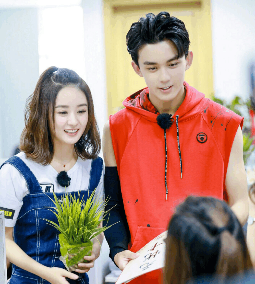 赵丽颖吴磊画风清奇! 一首童年神曲嗨爆全场! 完全停不下来