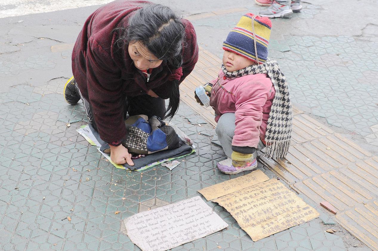实拍乞讨者和他们的完美装备,谁能分辨出哪位是职业"丐帮"