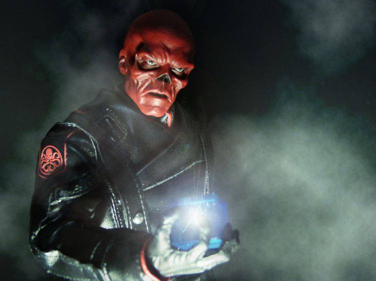 在《美国队长2》中,九头蛇首领红骷髅被宇宙魔方传送到宇宙未知世界