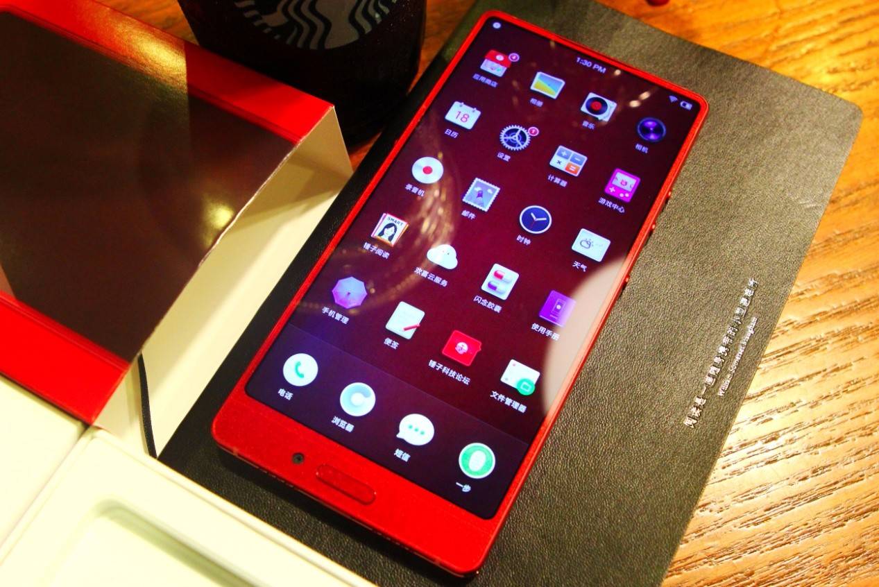 坚果手机 3 搭载高通骁龙 625 处理器,配备了一枚5.