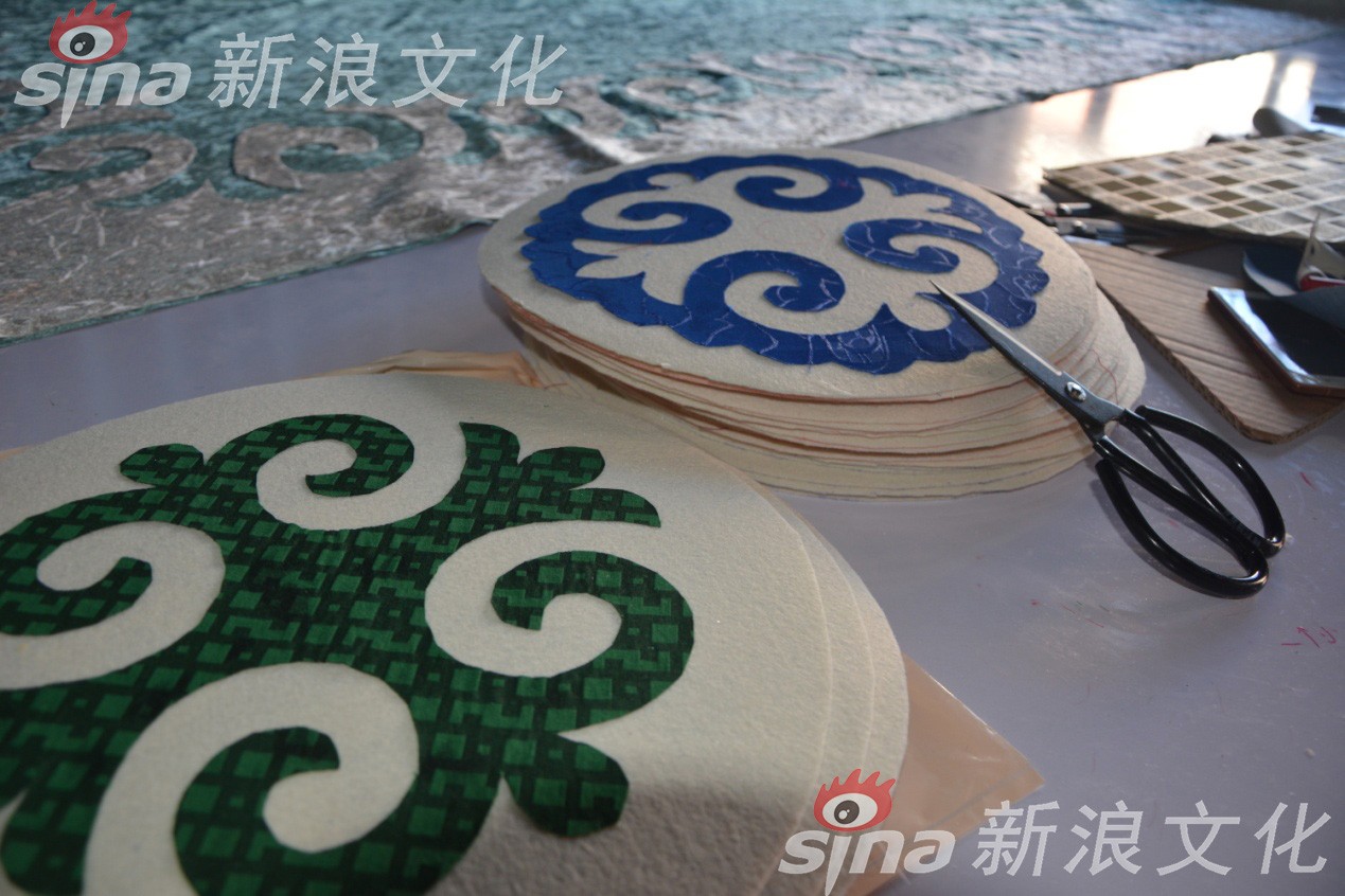 哈萨克族人的家传之宝 草原上盛开的绚丽花毡|花毡|哈萨克族|哈萨克|壁挂|刺绣_新浪新闻