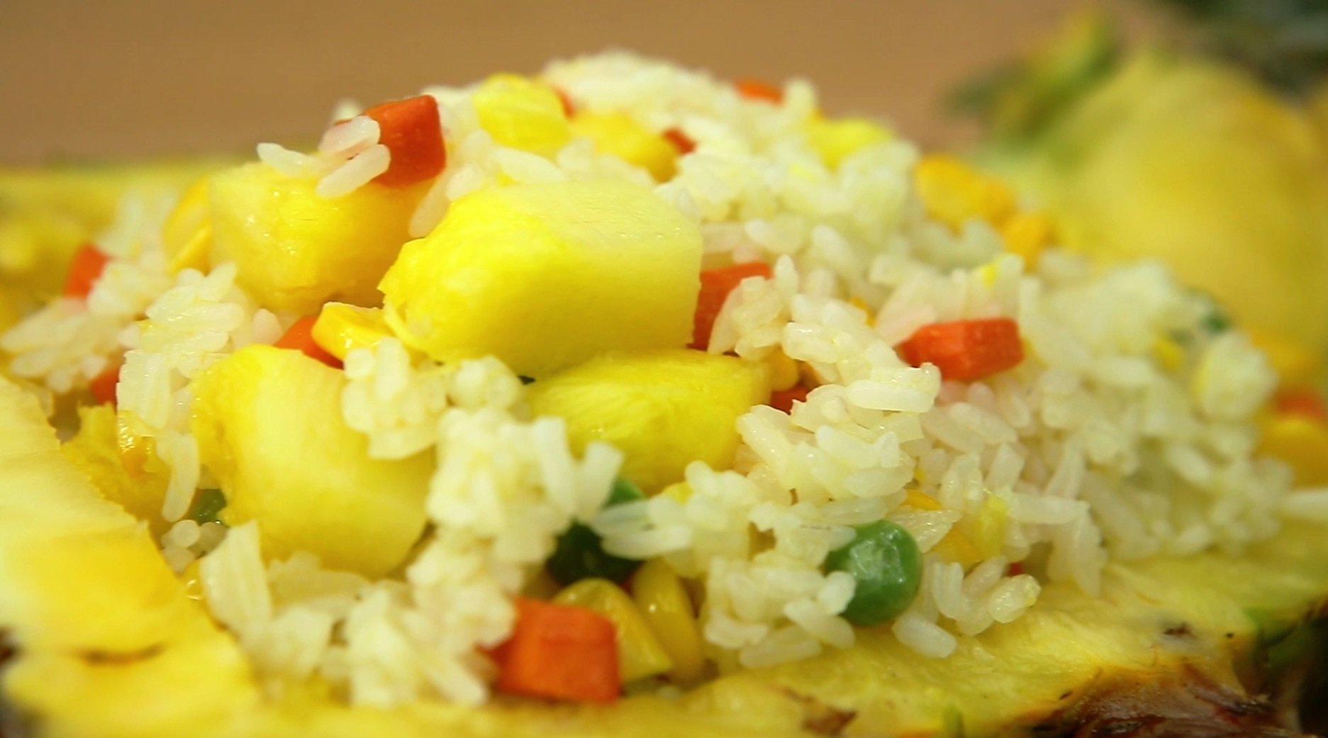 菠萝饭,又叫凤梨饭,是以菠萝,米饭等食材制成的一道美食;这是源自泰国