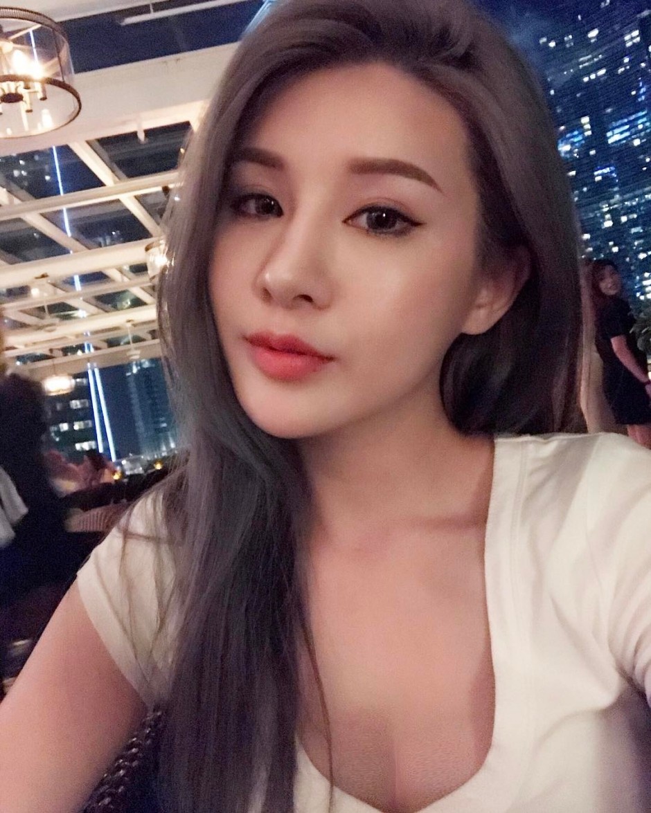 美女模特摄影:长腿车模的日常生活照