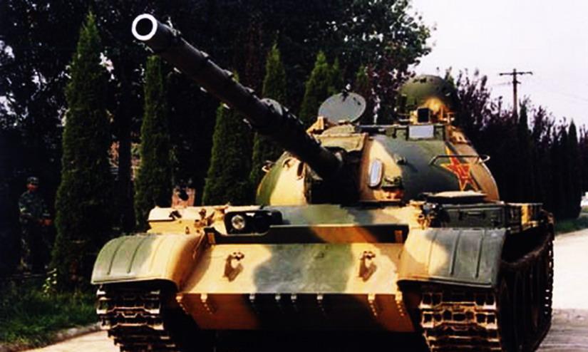 79式坦克的观察瞄准仪器种类齐全,主要有炮长潜望式瞄准镜,车长昼夜