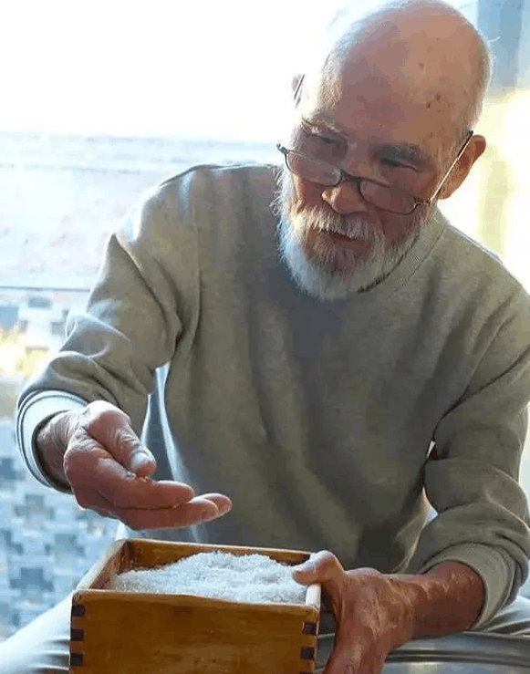 日本86岁"煮饭仙人", 50年煮800万碗米饭, 顾客抢着吃!