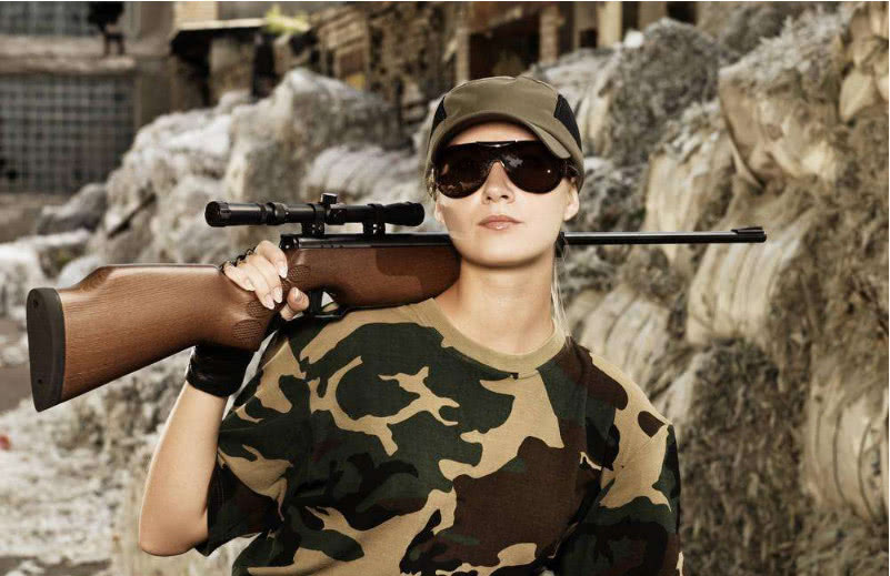 扛枪的女人没有胆量的男人不敢直视她们的眼神