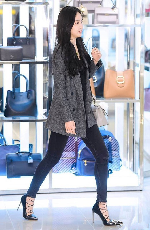 孙娜恩出席活动,穿件西装也淑女,搭配细高跟长腿太吸睛!