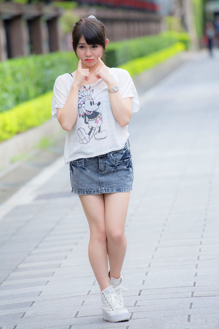 小姐姐黑连体裤,显得大气优雅,肤白貌美,长相清新!