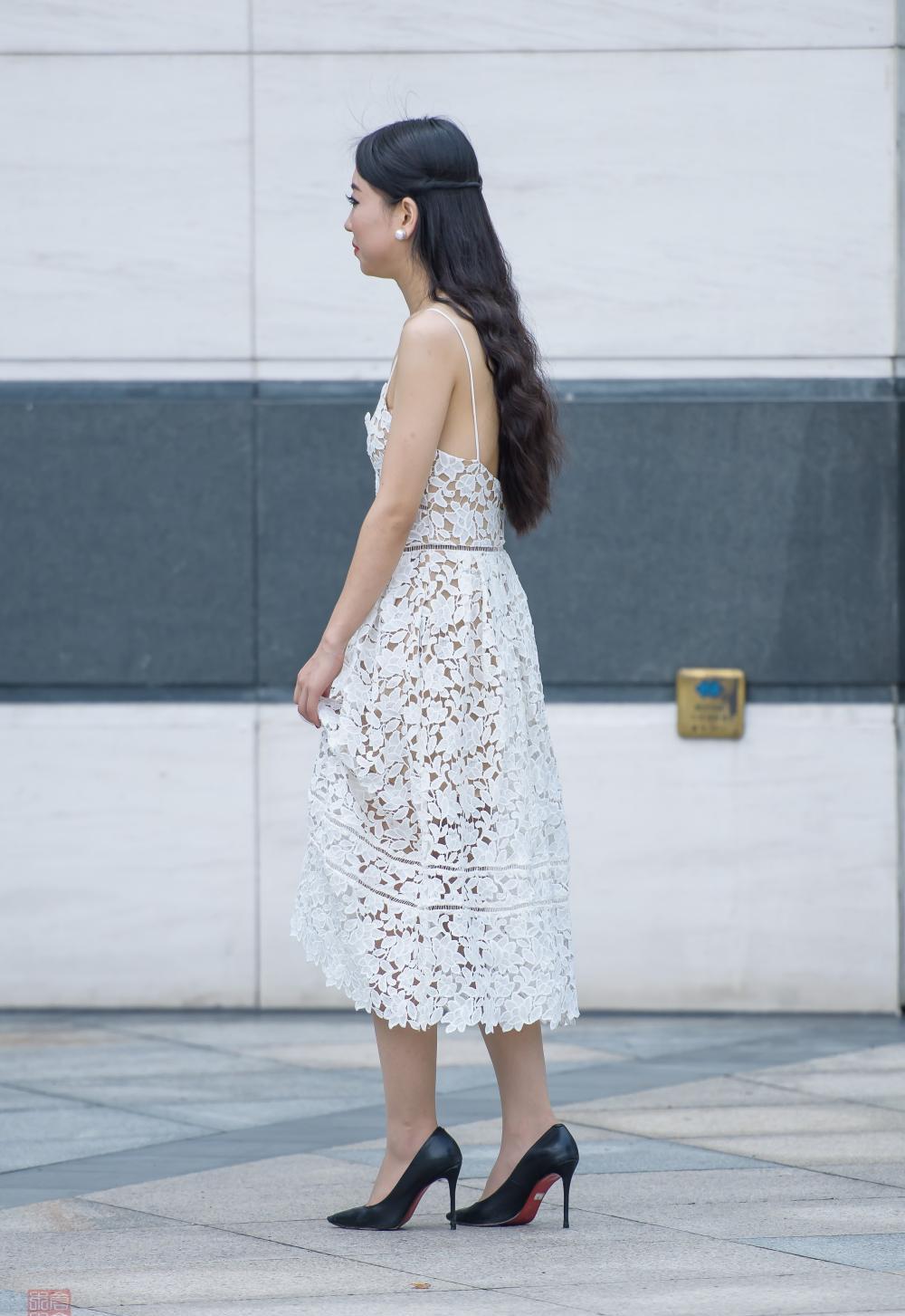 时尚街拍: 一件简单的白色连衣裙, 都能穿出仙女的味道