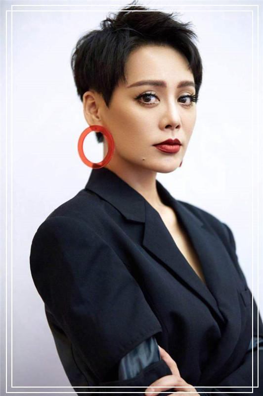 宁静真大胆!西装下系两块布就当裙子穿,网友:越老越豁出去了!