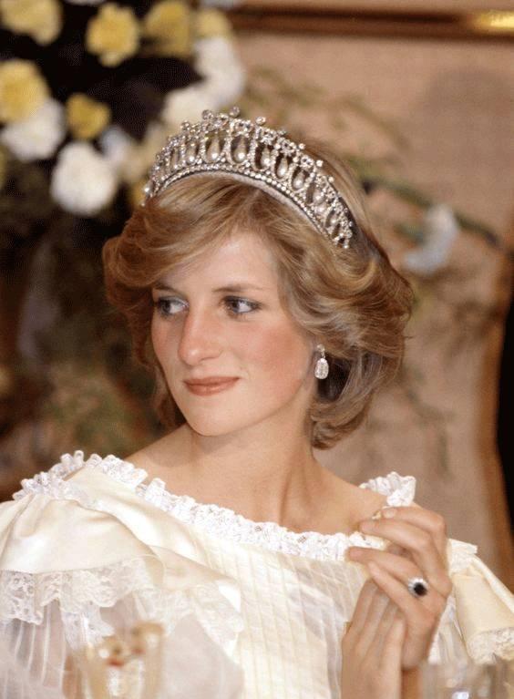 戴安娜女王凯特王妃一顶珍珠泪三位女人戴谁最美