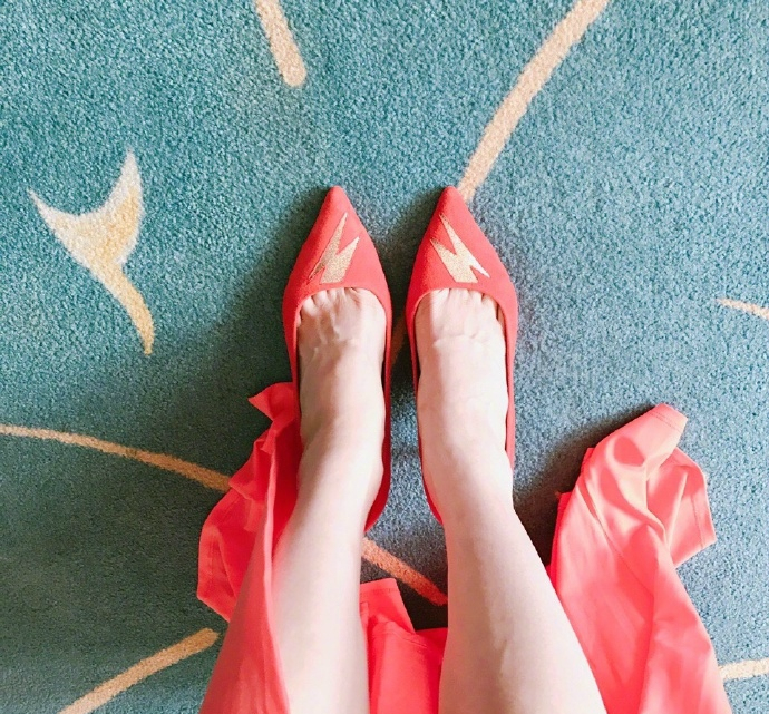 范玮琪身穿红裙红高跟鞋出席活动,网友,这脚到底是怎么