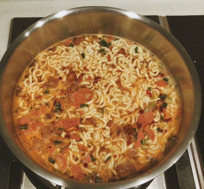 一包泡面吃出大餐感觉,这手艺绝,原来泡面还可以这样做_新浪看点