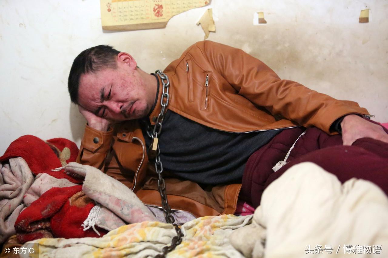 借酒浇愁上了酒瘾每天三四斤, 拖着链子跑出去喝醉直接睡马路