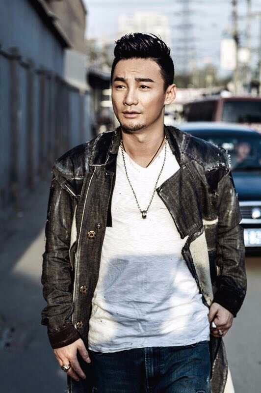 在第一季的《中国好声音》,他以一首《春天里》征服了观众,赢得了四位