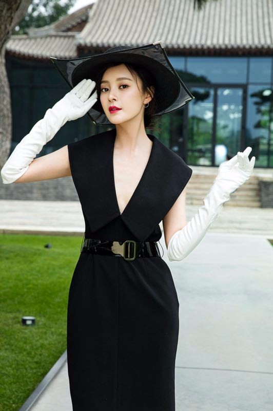 王瑞子最新赫本风写真 优雅大方引人注目