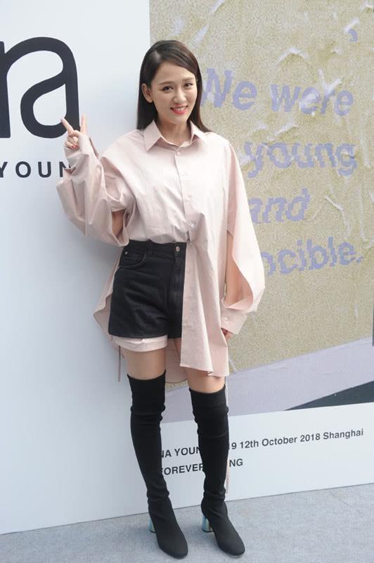 同场活动上谢娜穿半露肩上衣成知性女人陈乔恩穿长靴超有范