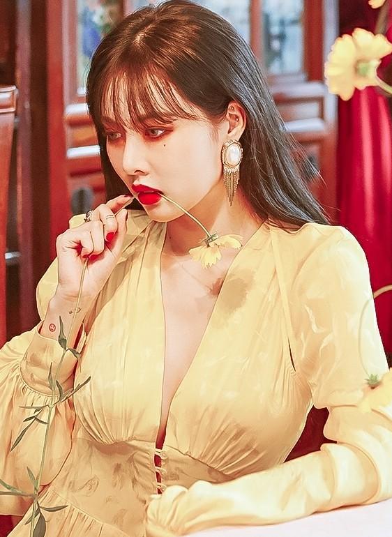 金泫雅表演现场脱衣撩衣撩发又挤胸最后这个动作更是让人遐想