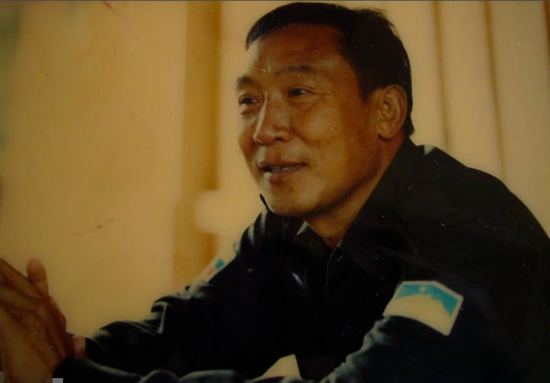 坤沙长相斯文,讲义气,看起来也很随和,他还办了很多学校,希望孩子们多