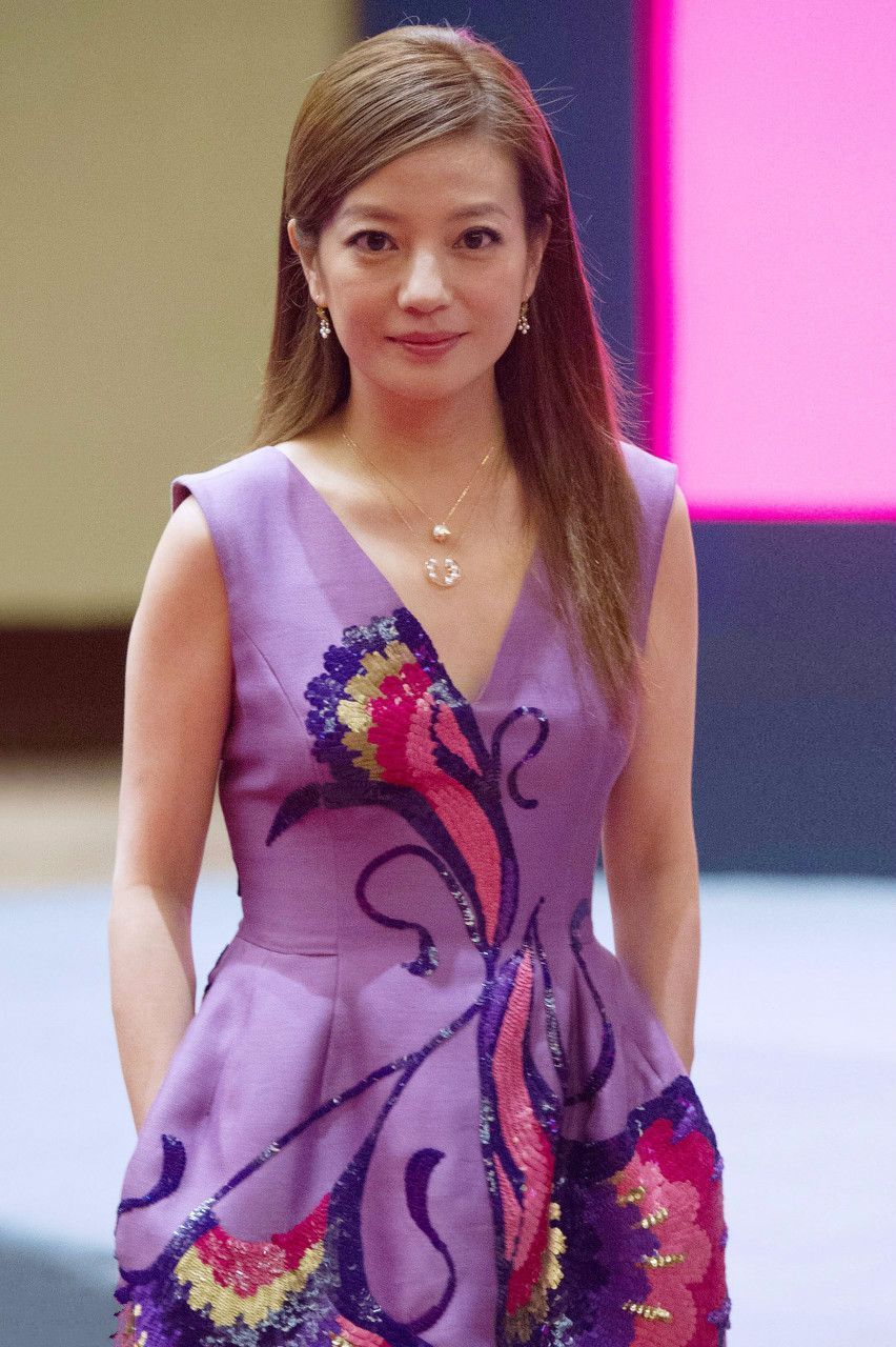 赵薇找到了年轻状态,紫色连衣裙显气质,网友:女神美回来了!