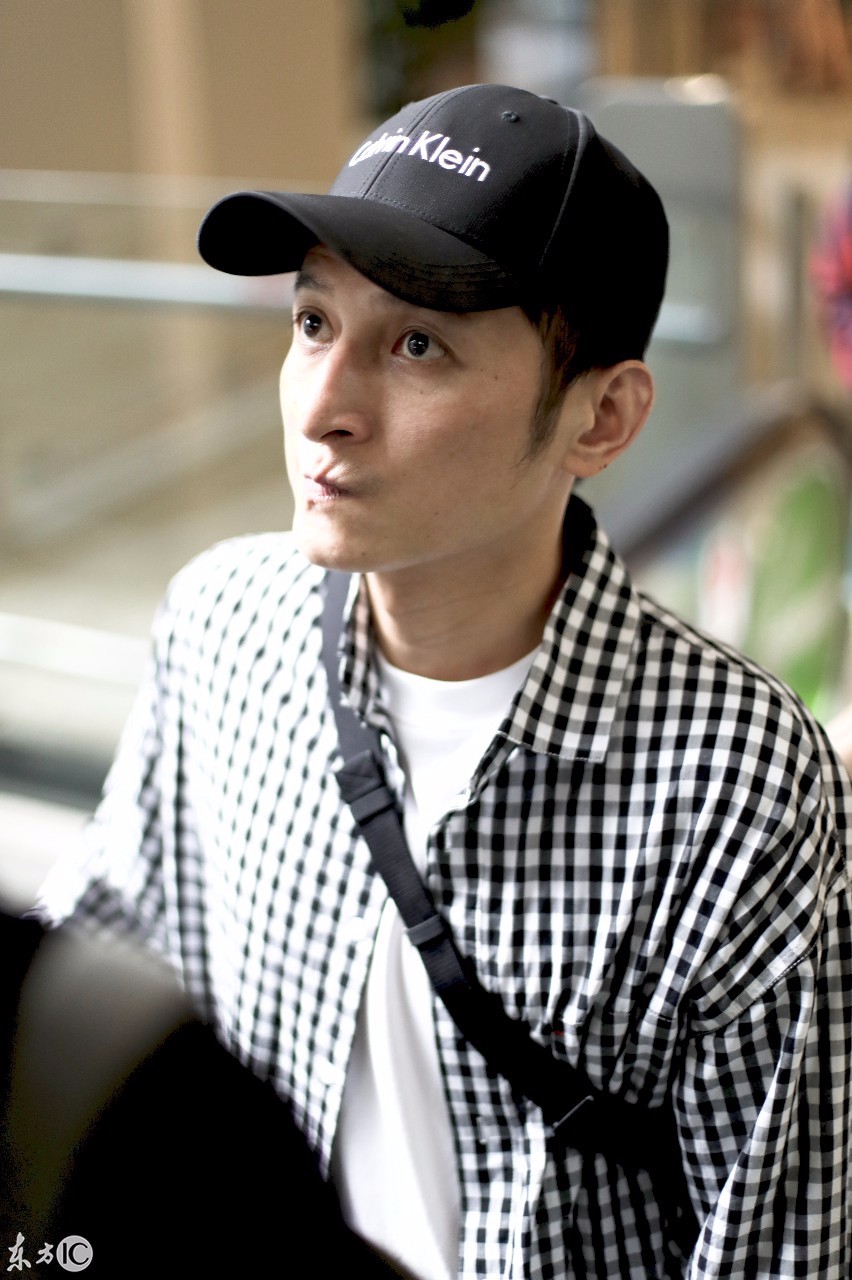 李维嘉戴棒球帽穿格子衬衫搭配休闲裤现身机场,身材还是那么瘦