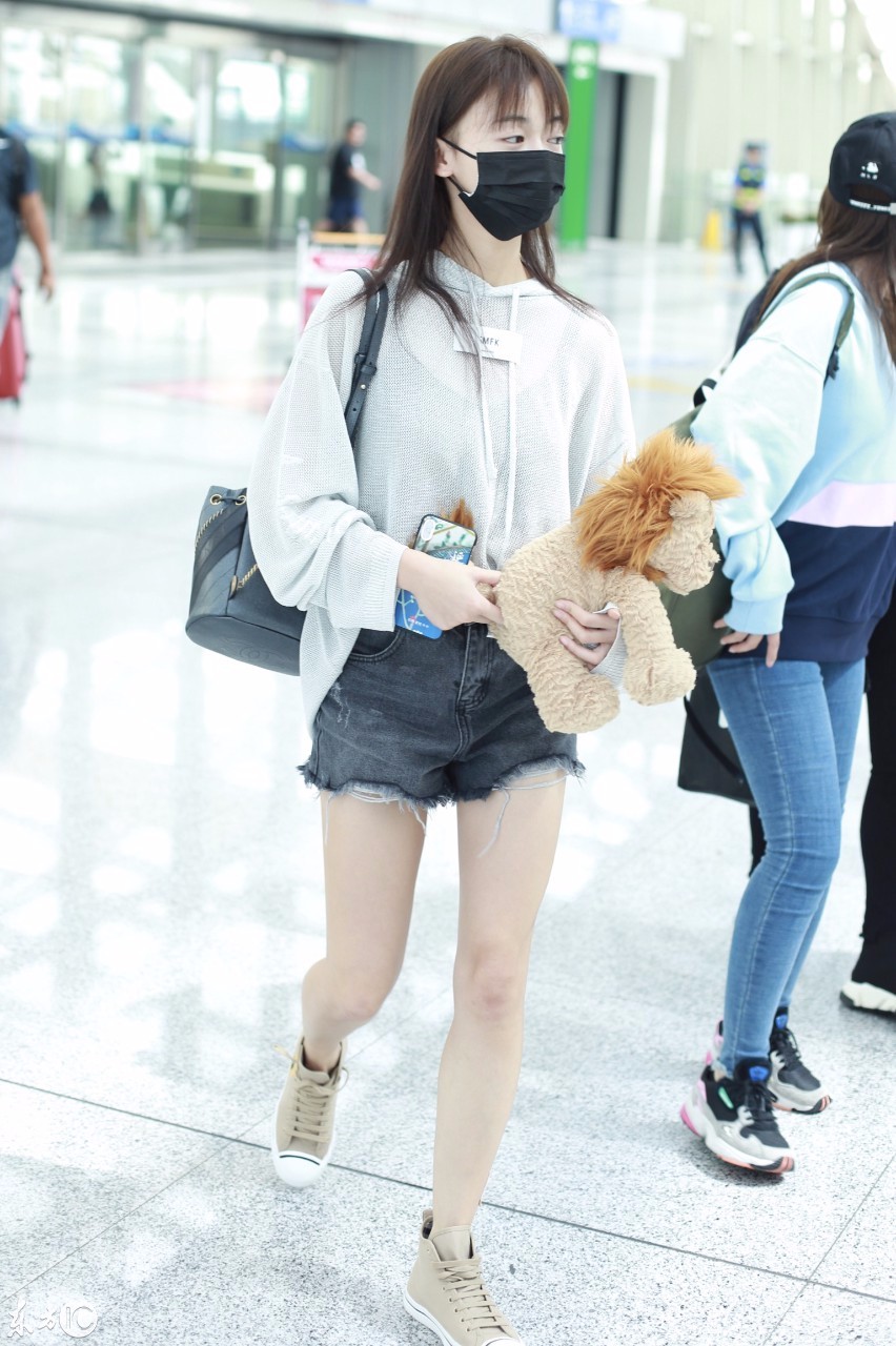 吴谨言穿白卫衣搭配黑色牛仔短裤现身机场抱小熊玩偶少女心满满