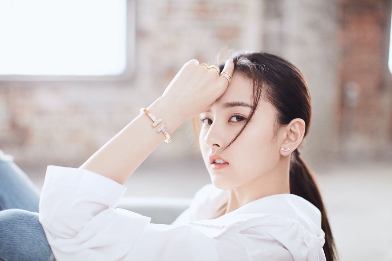 宋祖儿和杨超越穿同款校服,一个清纯如学生妹