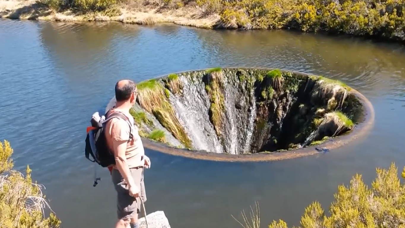 山上的湖泊中有一个神秘大洞,湖水不断流进去,大洞到底通向哪?