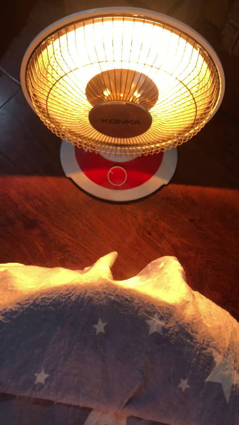 烤小太阳的时候,在小太阳面前放一条湿毛巾,瞬间保暖还不会很干