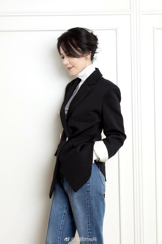 近日,俞飞鸿 身着@edition 2018冬季黑色西装外套及蓝色牛仔裤