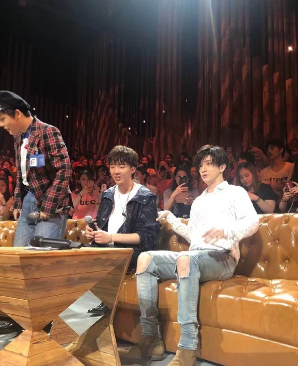 薛之谦与摩登兄弟刘宇宁同台争艳,网友:薛之谦别跟他站一起