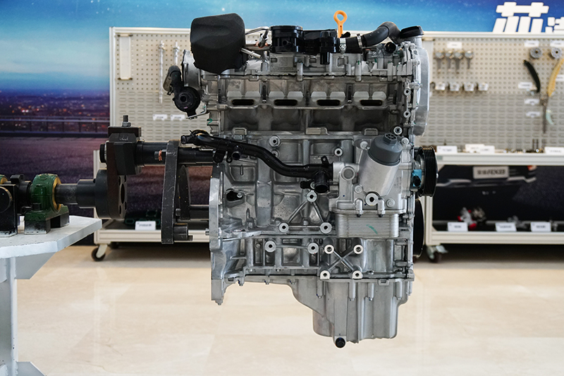 荣威rx8搭载一台代号为20l4e的直列四缸涡轮增压发动机,由上汽集团