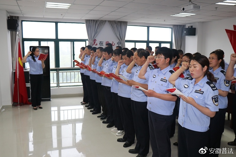 宣誓举手正确姿势图片(团员宣誓举手正确姿势图片)