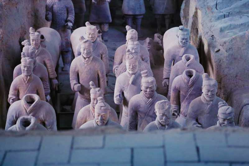 目前兵马俑共有三个坑,一号坑是最大也是最壮观的,整齐的陶俑按照队形