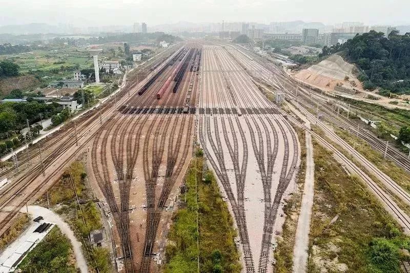 1993年11月全线铺轨完毕的平盐铁路南起深圳市盐田区的盐田站,北至