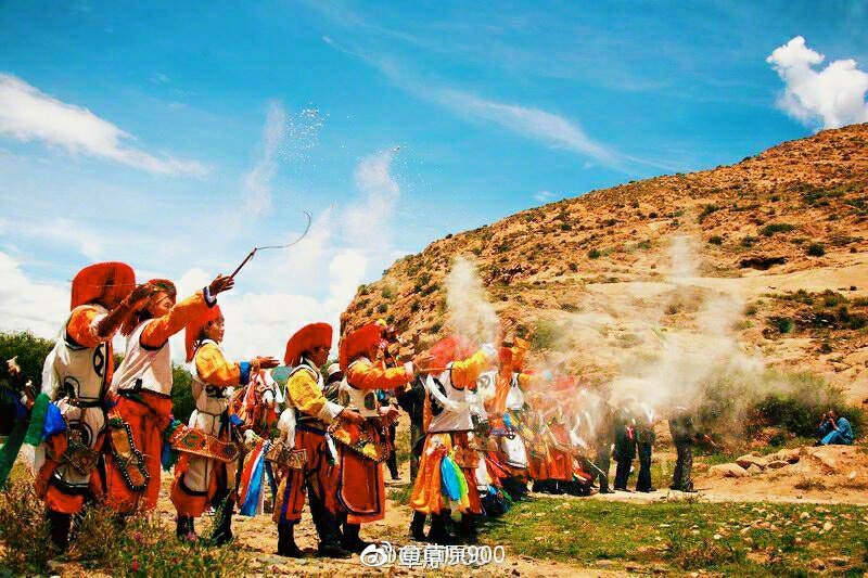 望果节是藏族农民欢庆丰收的节日,流行于拉萨,日喀则,山南等地