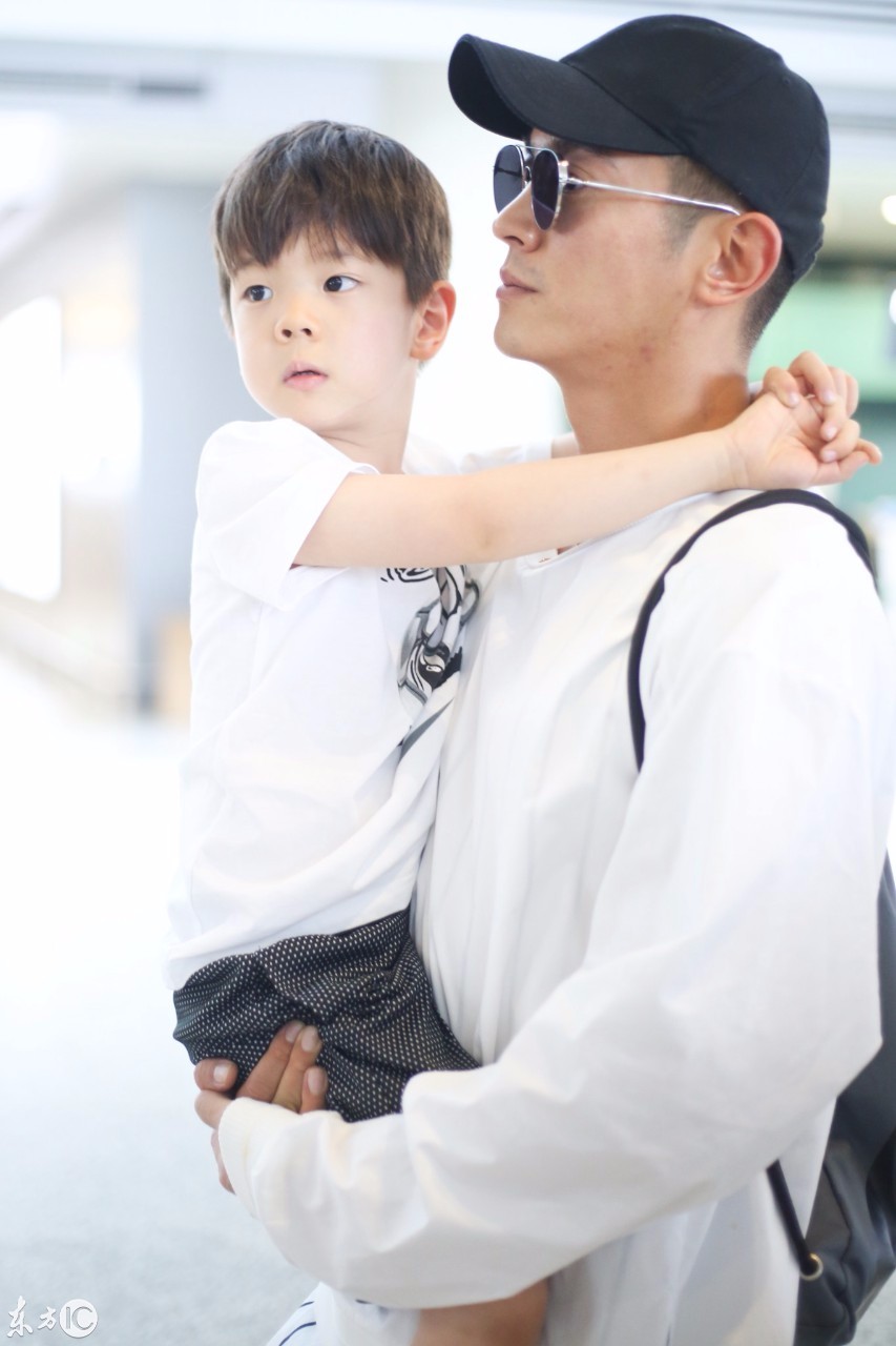 杜江,霍思燕,嗯哼一家三口现身机场,三口之家手牵手画面好温馨