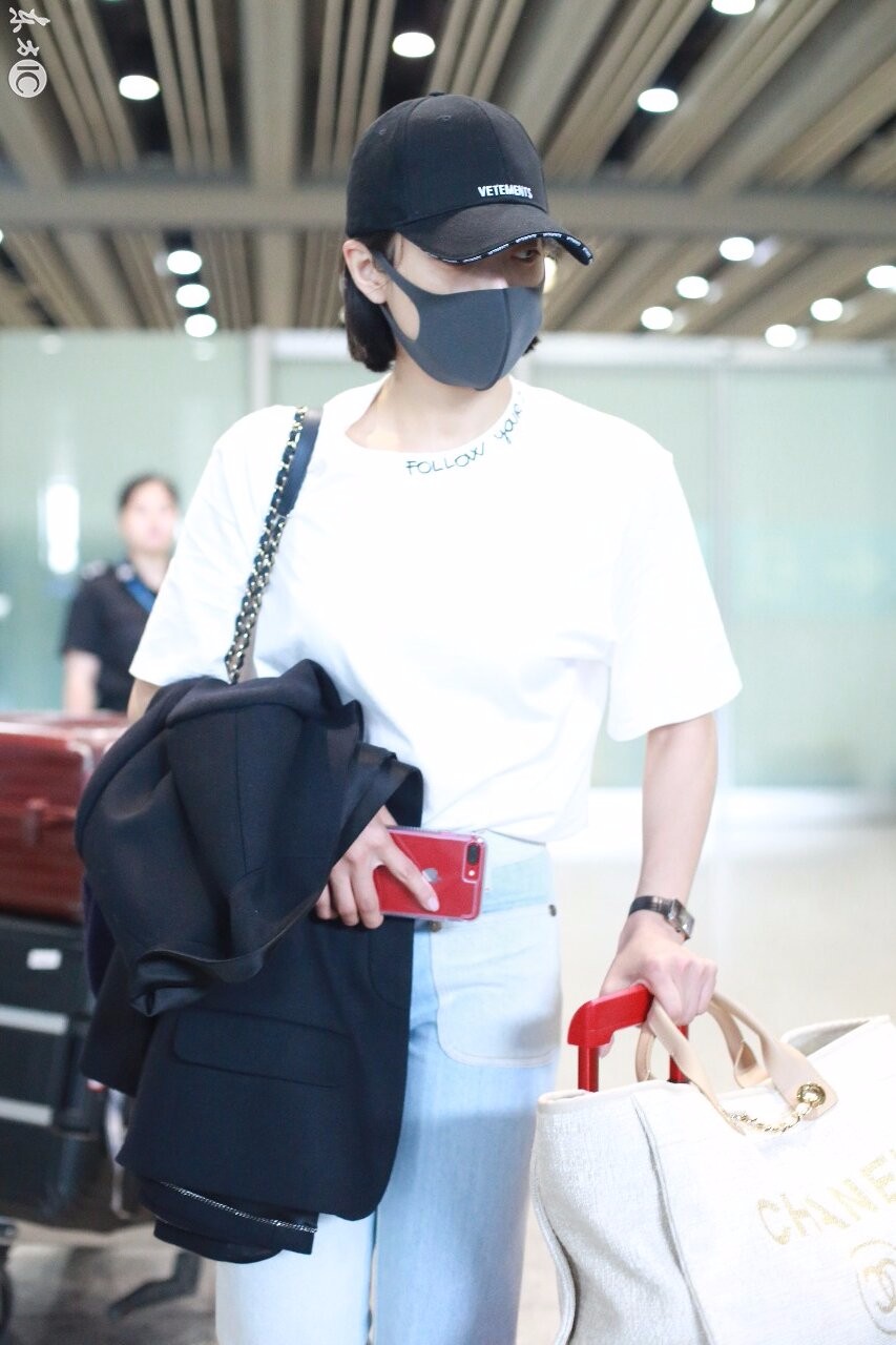 宋茜穿白t搭配蓝色牛仔裤现身机场,戴口罩遮面是没有休息好?