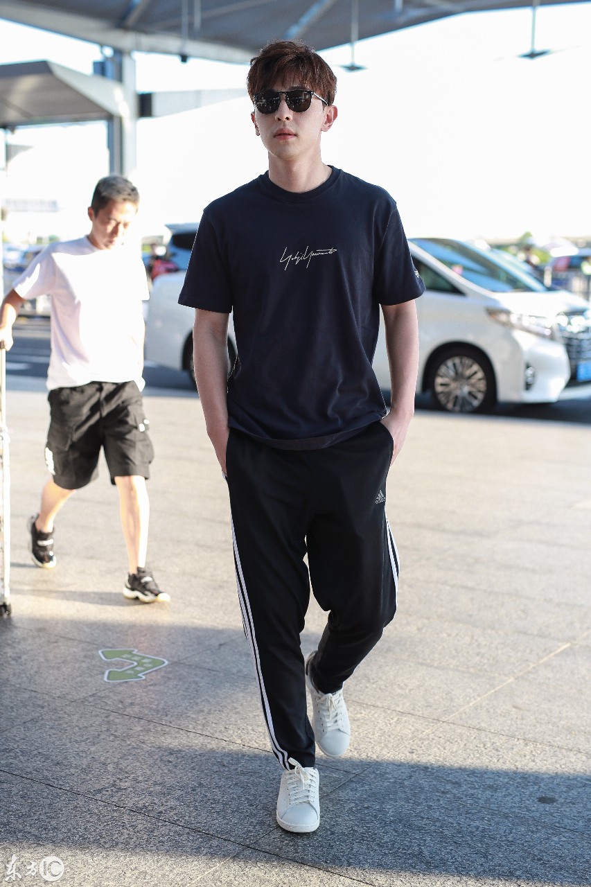 邓伦现身机场,帅气白皙阳光,太迷人了,"柏海"视觉手捧鲜花呢