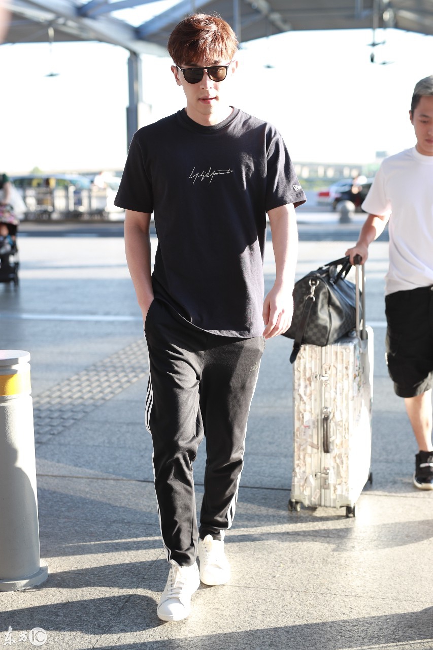 邓伦现身机场,帅气白皙阳光,太迷人了,"柏海"视觉手捧鲜花呢