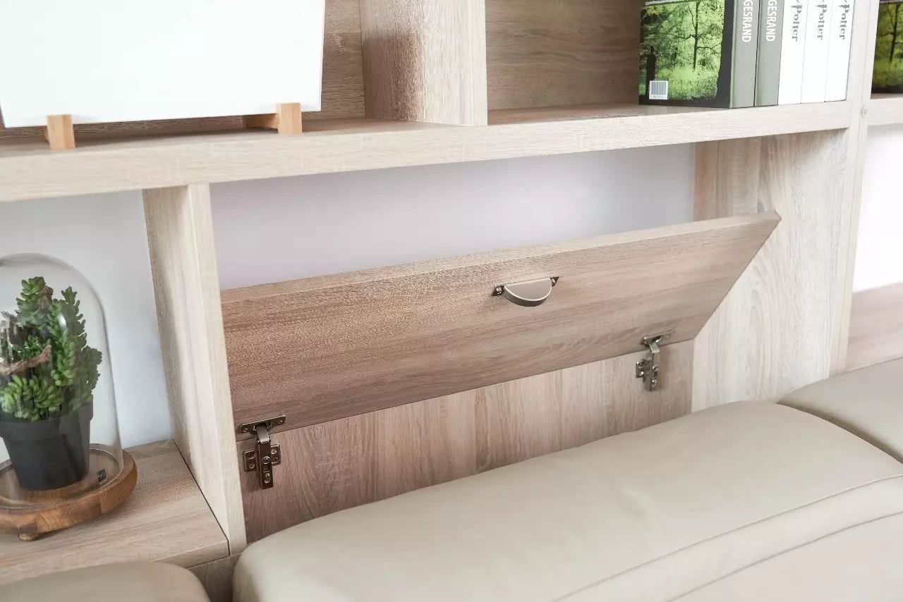 上面是普通的开放格,趴在沙发上才看见,原来下面掩在沙发后的是暗格!