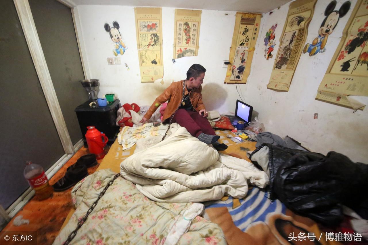 借酒浇愁上了酒瘾每天三四斤, 拖着链子跑出去喝醉直接睡马路