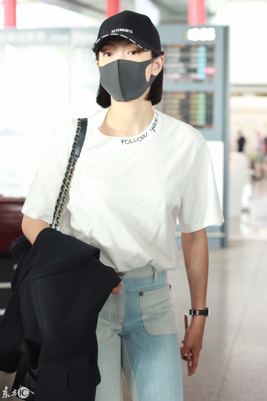 宋茜穿白t搭配蓝色牛仔裤现身机场,戴口罩遮面是没有休息好?