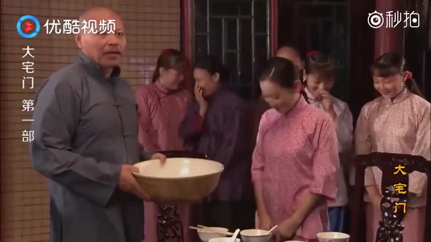 大宅门:郑老屁吃饭直接用盆,饭量太惊人,这盆我都抱不动!