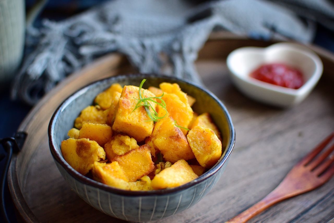 馒头新吃法,鸡蛋炒馒头丁,好吃又能当做早餐,小孩子最喜欢