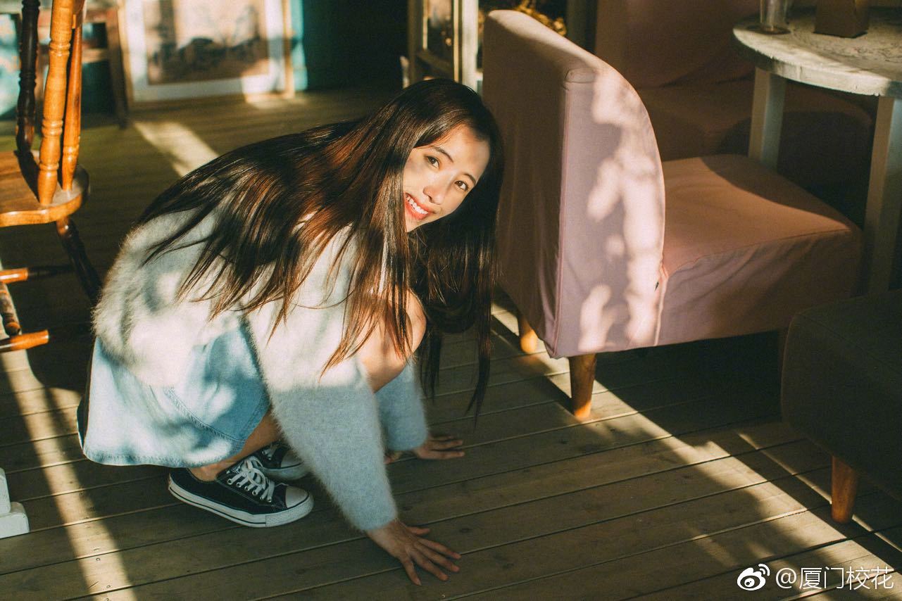 她叫孟雪,96年,曾就读于于厦门大学,身高172cm
